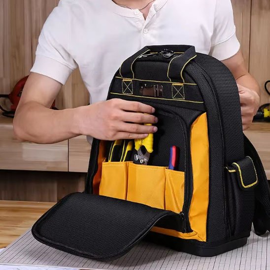 Homme range outils dans une pochette de sa caisse Ă outils