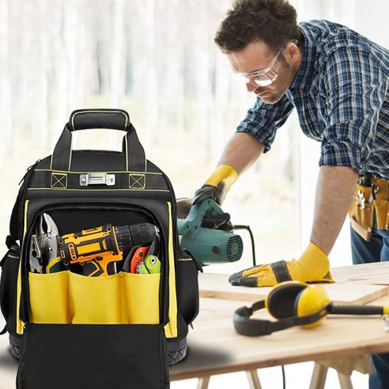 Homme qui travaille avec pret de lui sa caisse a outils.