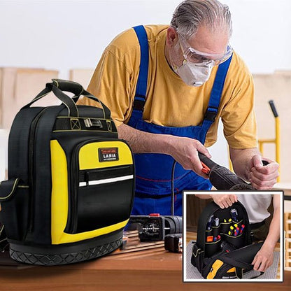 Homme qui travaille avec sa caisse a outils a ses cotés.