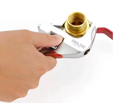 clé à molette avec poignier rouge